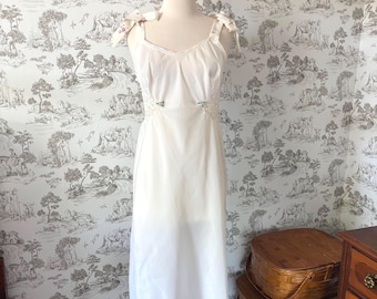 Geüpcycled Barbizon-nachthemd uit de jaren 50: witte kanten uitsnijding, blauwe rozetten