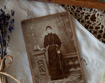 Victorian 1890s CDV Carte de Visite Photograph of Young Woman with Parasol 1800s