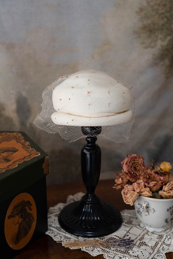 Vintage 50s Suzy et Paulette Chapeaux Off-White Wo