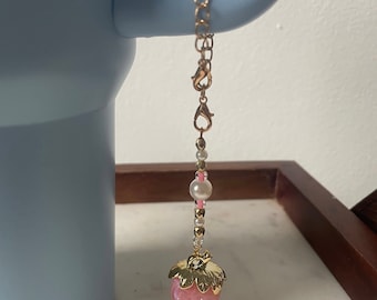 Charme de poignée de gobelet aux fraises de 40 oz, cadeau girly et mignon pour les filles de gobelet, breloque perlée girly, breloque de poignée délicate, bijoux de gobelet