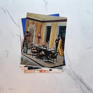 K&ouml;nnte beinhalten: Ein Stapel alter Zeitschriftenseiten mit Bildern von Innenarchitektur und Mode. Eine Seite zeigt ein Esszimmer mit einem langen Tisch, der f&uuml;r ein formelles Abendessen gedeckt ist, mit Personen in Abendgarderobe. Andere Seiten zeigen Mode- und Lifestyle-Bilder.