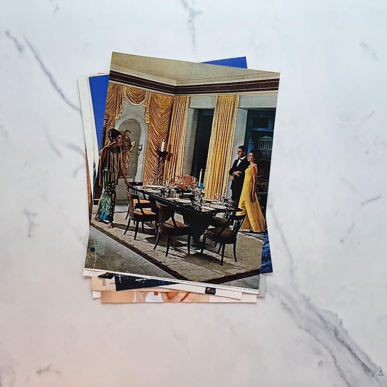 K&ouml;nnte beinhalten: Ein Stapel alter Zeitschriftenseiten mit Bildern von Innenarchitektur und Mode. Eine Seite zeigt ein Esszimmer mit einem langen Tisch, der f&uuml;r ein formelles Abendessen gedeckt ist, mit Personen in Abendgarderobe. Andere Seiten zeigen Mode- und Lifestyle-Bilder.