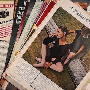 K&ouml;nnte beinhalten: Vintage Zeitschriftenwerbung f&uuml;r Danskin Tanzbekleidung. Die Anzeige zeigt zwei Frauen in schwarzen Trikots und rosa Strumpfhosen, mit dem Danskin-Logo oben. Der Hintergrund enth&auml;lt Text aus anderen Zeitschriften.