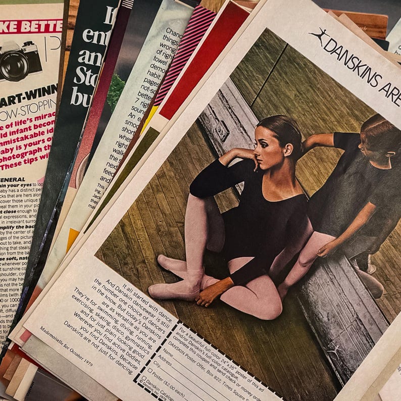 K&ouml;nnte beinhalten: Vintage Zeitschriftenwerbung f&uuml;r Danskin Tanzbekleidung. Die Anzeige zeigt zwei Frauen in schwarzen Trikots und rosa Strumpfhosen, mit dem Danskin-Logo oben. Der Hintergrund enth&auml;lt Text aus anderen Zeitschriften.