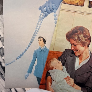 K&ouml;nnte beinhalten: Vintage Zeitschriften-Collage mit einer Frau in einem blauen Mantel und einem Baby, das von einer Frau in einem dunklen Blazer gehalten wird. Eine Hand in einem blauen Handschuh h&auml;lt eine Kette aus hellblauen Perlen. Die Collage hat eine Retro-&Auml;sthetik.