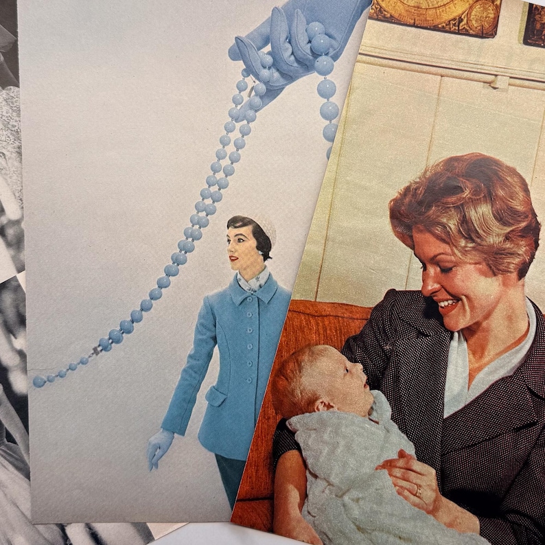K&ouml;nnte beinhalten: Vintage Zeitschriften-Collage mit einer Frau in einem blauen Mantel und einem Baby, das von einer Frau in einem dunklen Blazer gehalten wird. Eine Hand in einem blauen Handschuh h&auml;lt eine Kette aus hellblauen Perlen. Die Collage hat eine Retro-&Auml;sthetik.