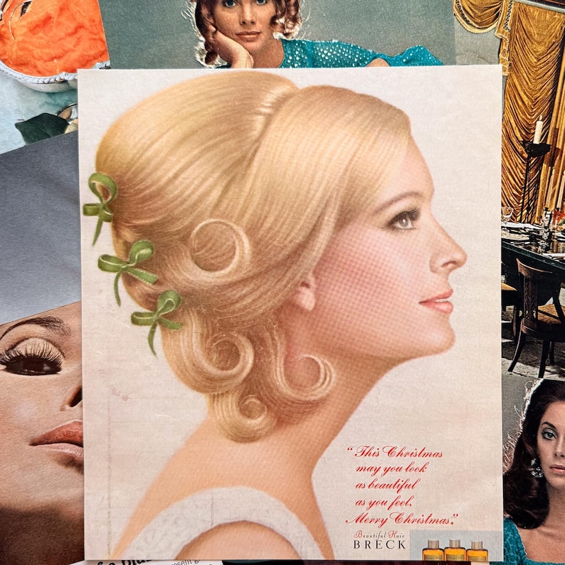 K&ouml;nnte beinhalten: Vintage-Werbung mit einer Frau mit blonden Haaren, die zu einer Hochsteckfrisur mit gr&uuml;nen Schleifen verarbeitet wurden. Der Text lautet: &bdquo;Dieses Weihnachten m&ouml;gest du so sch&ouml;n aussehen, wie du dich f&uuml;hlst, Frohe Weihnachten?&ldquo; mit dem Breck-Logo.