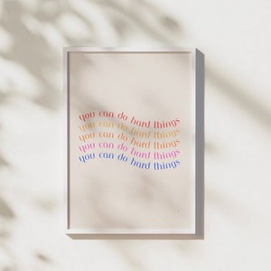 Impresión tipográfica con texto "Puedes hacer cosas difíciles", póster con buenas vibras positivas y diseño de texto ondulado para una decoración minimalista neutra.