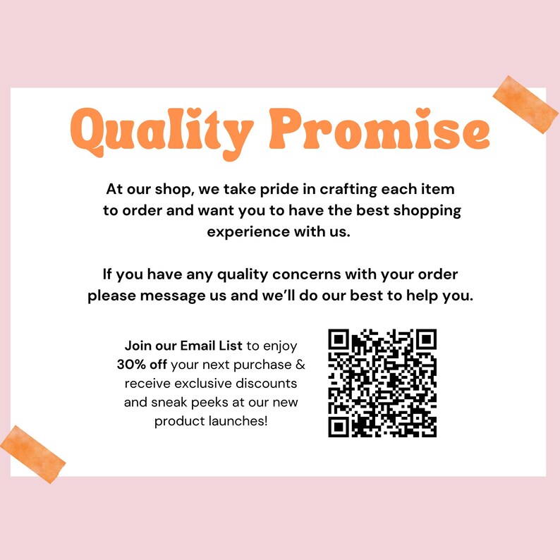 Pode incluir: Um gr&aacute;fico rosa e branco com o texto "Quality Promise" em laranja. O texto explica que a loja se orgulha de criar cada item por encomenda e quer que os clientes tenham a melhor experi&ecirc;ncia de compra. Tamb&eacute;m inclui um c&oacute;digo QR para se juntar &agrave; lista de e-mail e obter 30% de desconto na pr&oacute;xima compra e descontos exclusivos.