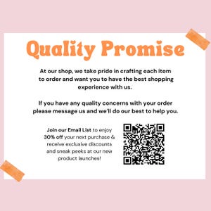 Pu&ograve; includere: Un biglietto bianco con testo arancione che recita "Quality Promise". Il biglietto include un messaggio sulla soddisfazione del cliente e un codice QR per iscriversi a una mailing list per ottenere sconti e anticipazioni sui nuovi lanci di prodotti.