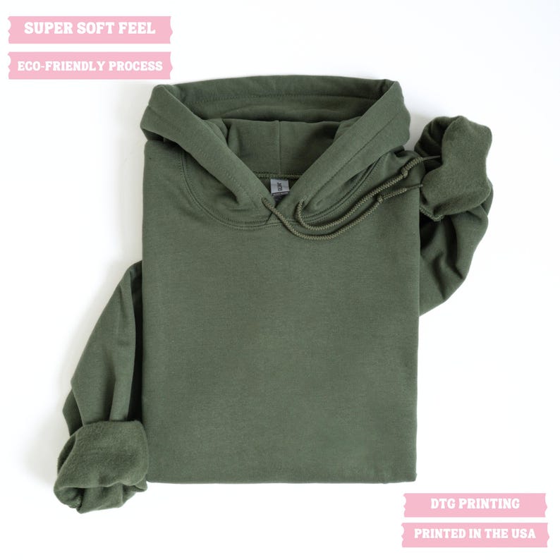 Pu&ograve; includere: Una felpa con cappuccio verde con coulisse. Il testo "SUPER SOFT FEEL" e "ECO-FRIENDLY PROCESS" &egrave; stampato sulla parte superiore della felpa. Il testo "DTG PRINTING" e "PRINTED IN THE USA" &egrave; stampato sulla parte inferiore della felpa.