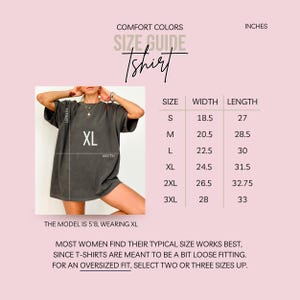 Pode incluir: Tabela de tamanhos para uma camiseta em polegadas. A tabela mostra a largura e o comprimento da camiseta nos tamanhos S, M, L, XL, 2XL e 3XL. A modelo est&aacute; usando o tamanho XL.