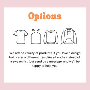 Pu&ograve; includere: Una grafica che mostra quattro diverse opzioni di abbigliamento: una t-shirt, una canotta, una felpa e una felpa con cappuccio. Il testo "Options" &egrave; in arancione nella parte superiore della grafica. Il testo sotto la grafica recita: "Offriamo una variet&agrave; di prodotti. Se ti piace un design ma preferisci un articolo diverso, come una felpa con cappuccio invece di una felpa, inviaci semplicemente un messaggio e saremo lieti di aiutarti!"