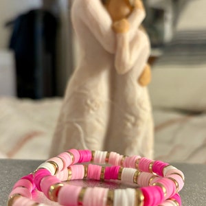 Thème Saint-Valentin - Bracelet en perles d'argile roses, blanches et dorées