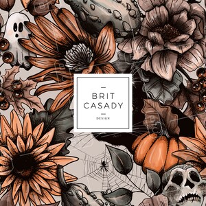 Może przedstawiać: Cyfrowy wzór z elementami jesieni i Halloween. Przedstawia kwiaty, dynie, pajęczynę i ducha. Tekst "BRIT CASADY DESIGN" znajduje się w białym kwadracie. Paleta kolorów to głównie pomarańczowy, brązowy i szary.