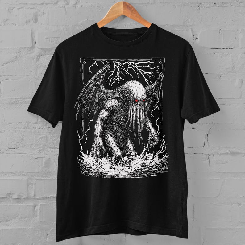 K&ouml;nnte beinhalten: Schwarzes T-Shirt mit einem wei&szlig;en Grafikdruck eines Cthulhu-&auml;hnlichen Wesens mit Tentakeln und Fl&uuml;geln, das aus dem Wasser auftaucht.