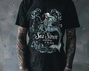 Op de afbeelding: Zwart T-shirt met een afbeelding van een skelet-zeemeermin in blauwe en witte tinten. De afbeelding bevat de tekst "Sea Siren guardian of the deep".