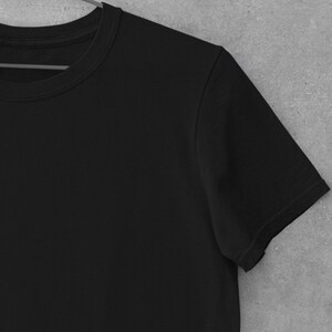 Op de afbeelding: Een zwart T-shirt met korte mouwen en een ronde hals.