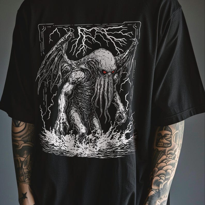 K&ouml;nnte beinhalten: Schwarzes T-Shirt mit einem wei&szlig;en Grafikdruck eines Cthulhu-&auml;hnlichen Wesens mit Tentakeln, die aus dem Wasser ragen.