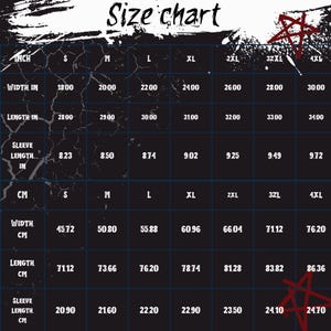 Puede incluir: Una tabla de tallas negra con texto blanco, que incluye medidas en pulgadas y cent&iacute;metros. La tabla muestra el ancho, el largo y el largo de la manga para las tallas S a 4XL. El texto "Size chart" est&aacute; en la parte superior.