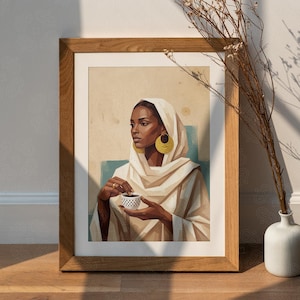 Puede incluir: Una impresión artística enmarcada representa a una mujer con un pañuelo blanco y pendientes dorados, sosteniendo una pequeña taza. La obra de arte tiene una estética vintage con colores suaves y se exhibe en un marco de madera. Un jarrón con flores secas está cerca.