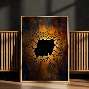 Op de afbeelding: Ingelijste kunstdruk met een zwart silhouet van een landkaart, omringd door een netwerk van donkerbruine takken tegen een levendige, abstracte achtergrond van oranje, geel en donkerblauwe tinten. Het kunstwerk is ingelijst in een lichtbruine houten lijst.
