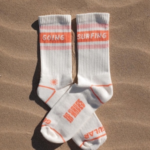 Geribbelde surfsokken: oranje en roze gestreept uniseks ontwerp– cadeau voor surfer