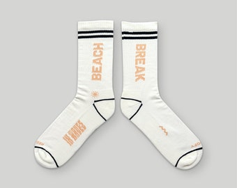 BEACH BREAK Surf Socken Geschenk schwarz off-white mit dem Spruch und der Regular and Goofy Beschriftung auf den Zehen für surfende Menschen UNISEX