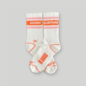 GOING SURFING Surfsocken orange pink wollweiß mit dem Spruch Ripsband mit Streifen für surfende Menschen UNISEX Bild 1