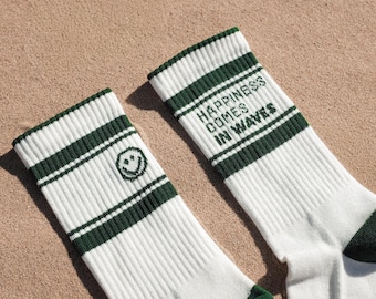 Groen-wit gestreepte surfsokken met een quote over geluk, een leuk cadeau voor surfers (unisex).