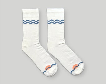 SUNSET WAVES Surf Socken Geschenk Meerblau Off-White mit Wellen Muster und Sonnenuntergang für Surfer UNISEX