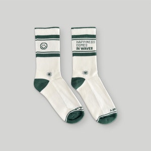 HAPPINESS Surf socks green off-white with quote Happiness comes in waves for surfing people UNISEX