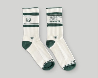 HAPPINESS Surf socks green off-white with quote Happiness comes in waves for surfing people UNISEX