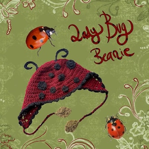 Könnte beinhalten: Eine rot-schwarze gehäkelte Marienkäfer-Mütze mit schwarzen Punkten und einem gewellten Rand. Die Worte "Lady Bug Beanie" sind in roter Schrift geschrieben. Zwei Marienkäfer und dekorative florale Elemente sind ebenfalls auf einem grünen Hintergrund vorhanden.
