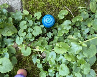 Figura de hongo azul mágico con espiral iridiscente de color verde azulado - Mystical Decor Accent