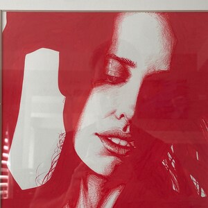 Nuevo retrato de mujer hermosa roja enmarcado