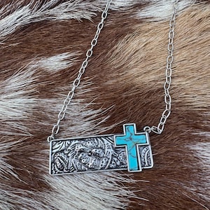 Collar de barra de plata con cruz turquesa
