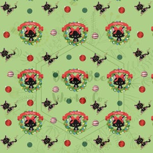 Könnte beinhalten: Ein grüner Hintergrund mit einem sich wiederholenden Muster aus schwarzen Katzen, die rote Schleifen tragen und in einem Kranz mit roten Beeren und Lichtern sitzen. Der Text "Happy Holidays" steht auf dem Kranz. Auf dem Hintergrund befinden sich auch rote und grüne Punkte.