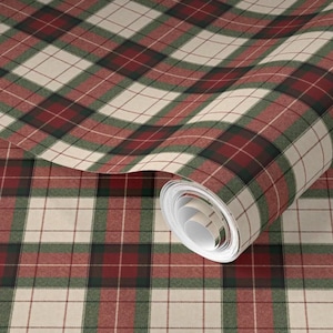 Può includere: Un rotolo di carta da parati a quadri con un motivo classico in rosso, verde e crema. Il design presenta un tradizionale stile tartan con linee intersecanti che creano un aspetto a griglia. La carta da parati è arrotolata, mostrando il motivo.