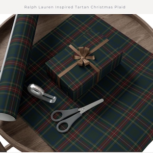 Pu&ograve; includere: Carta da regalo con motivo tartan a quadri verde scuro, rosso e giallo. Il set include un rotolo di carta, una scatola regalo rettangolare avvolta con la stessa carta e un fiocco marrone, un nastro adesivo e un paio di forbici in metallo.