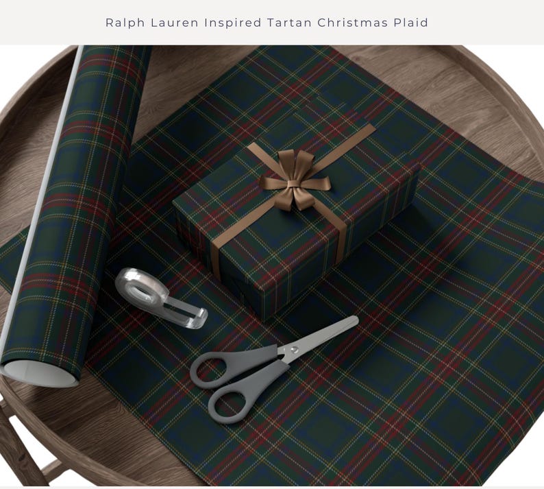 Pu&ograve; includere: Carta da regalo con motivo tartan a quadri verde scuro, rosso e giallo. Il set include un rotolo di carta, una scatola regalo rettangolare avvolta con la stessa carta e un fiocco marrone, un nastro adesivo e un paio di forbici in metallo.