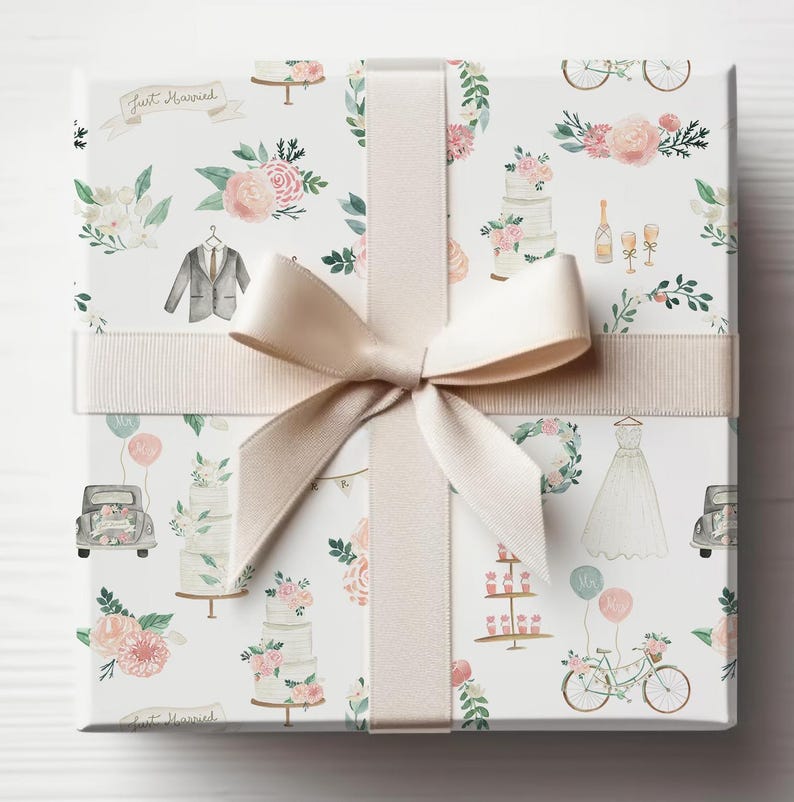 K&ouml;nnte beinhalten: Wei&szlig;e Geschenkpapier mit einem sich wiederholenden Muster aus Hochzeitsmotiven. Die Illustrationen zeigen eine Hochzeitstorte, ein Fahrrad, einen Blumenstrau&szlig;, einen Anzug, ein Hochzeitskleid, eine Champagnerflasche und den Text "Just Married".