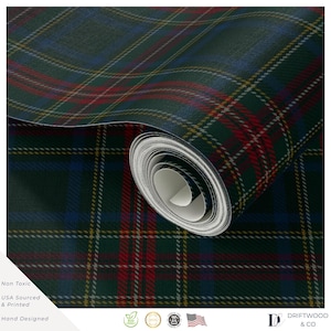 Pu&ograve; includere: Un rotolo di carta da parati con un motivo scozzese tartan verde scuro, blu e rosso con sottili linee bianche e gialle che si intersecano. Il rotolo &egrave; parzialmente srotolato, rivelando un nucleo interno bianco. Testo: Non Toxic, USA Sourced & Printed.