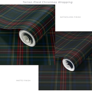 Pu&ograve; includere: Rotoli di carta da regalo natalizia con motivo scozzese tartan in verde scuro, blu navy, rosso e giallo. L'immagine mostra due diverse opzioni di finitura: un rotolo con una finitura satinata lucida e un altro rotolo con una finitura opaca.