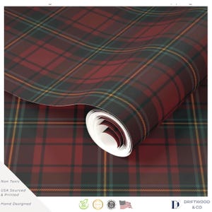 Può includere: Un rotolo di carta da parati con un motivo scozzese rosso scuro, nero e verde bosco con sottili linee gialle. Il design include il testo Non Toxic, USA Sourced & Printed, Hand Designed e il logo di Driftwood & Co.