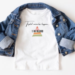 Triplet Wunder passieren in 1 in 10000 Kleinkind Kurzarm T-Shirt, Triplet Shirt, Jungen oder Mädchen Triplets, Triplet Kleinkind Geschenk, Triplet Kleinkind