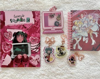 Merchandising di Lacey Games [Lacey's Flash Games]: fanzine, portachiavi, ciondolo shaker, quaderno