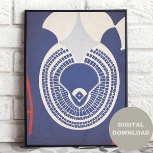 Op de afbeelding: Een digitale download van een vintage-stijl illustratie van een honkbalstadion zitplaatskaart. Het stadion is afgebeeld in tinten blauw en wit, met het veld in het midden. De tekst "DIGITALE DOWNLOAD" verschijnt in de rechterbenedenhoek.