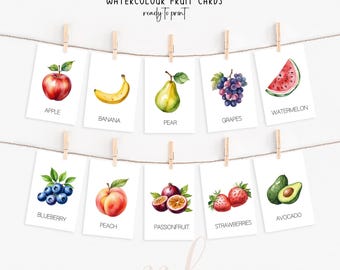 Puede incluir: Ilustraciones de acuarela de varias frutas, incluyendo manzana, plátano, pera, uvas, sandía, arándano, melocotón, maracuyá, fresas y aguacate. Cada fruta se representa en una tarjeta blanca separada con el nombre de la fruta impreso debajo.