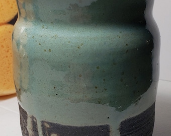 Art de la poterie, vase en argile anthracite et glaçure turquoise 1 sur 1